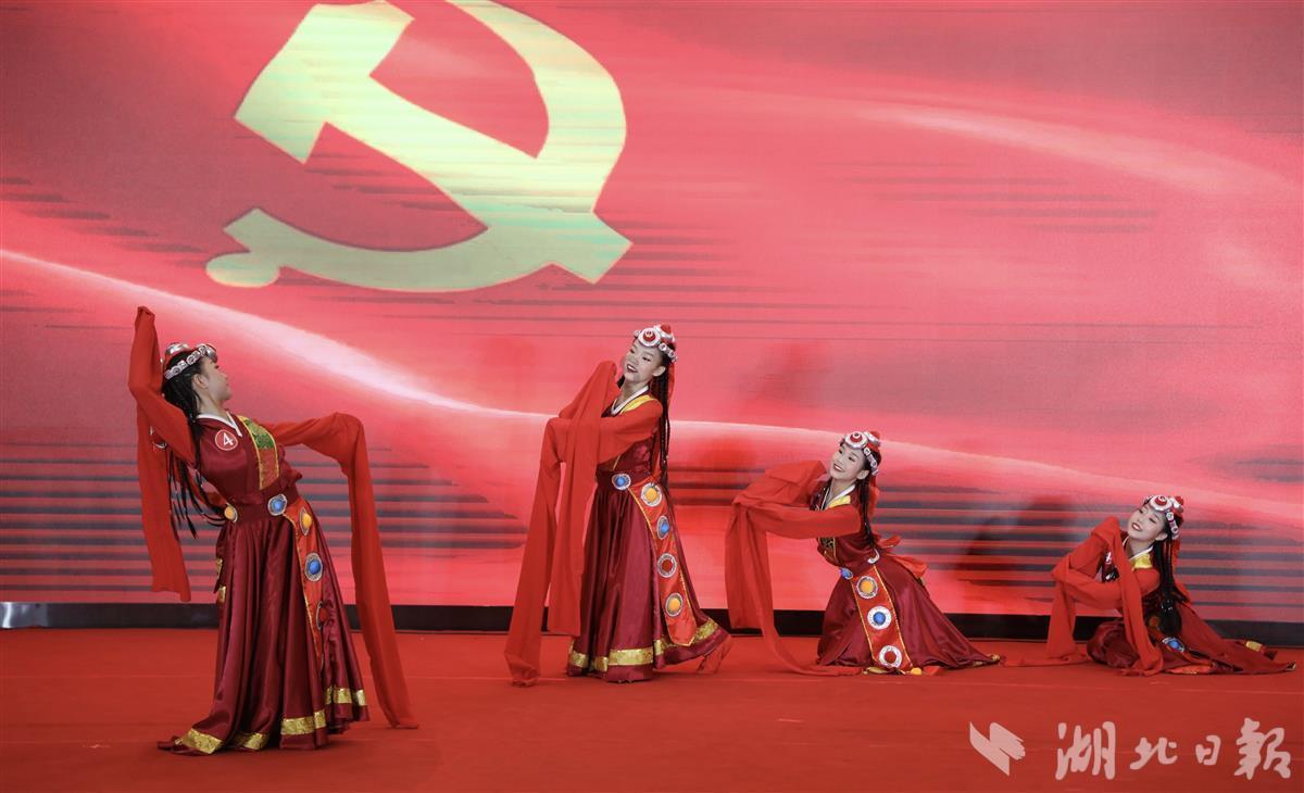 浙江温州,一辆叉车停在省道中间,疑因发生故障。4名女交警了解情况后,化身“大力士”,合力将车推至安全地段