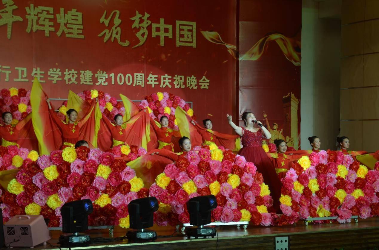 郭德纲感谢很多人的帮助，为何就是不愿提起杨志刚来？游戏画面