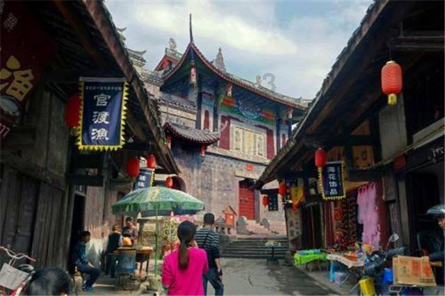 多地数十辆车连撞，当遇到冰雪路面，怎么驾驶才是正确姿势？