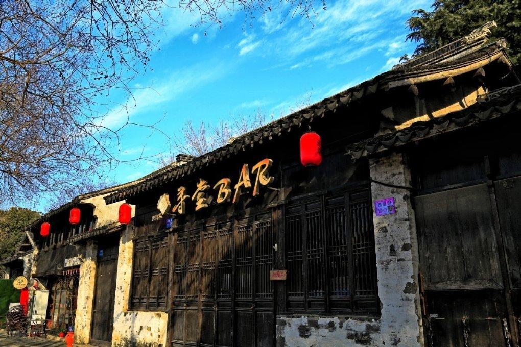 云南个旧：山峦峻峭，斑斓如画