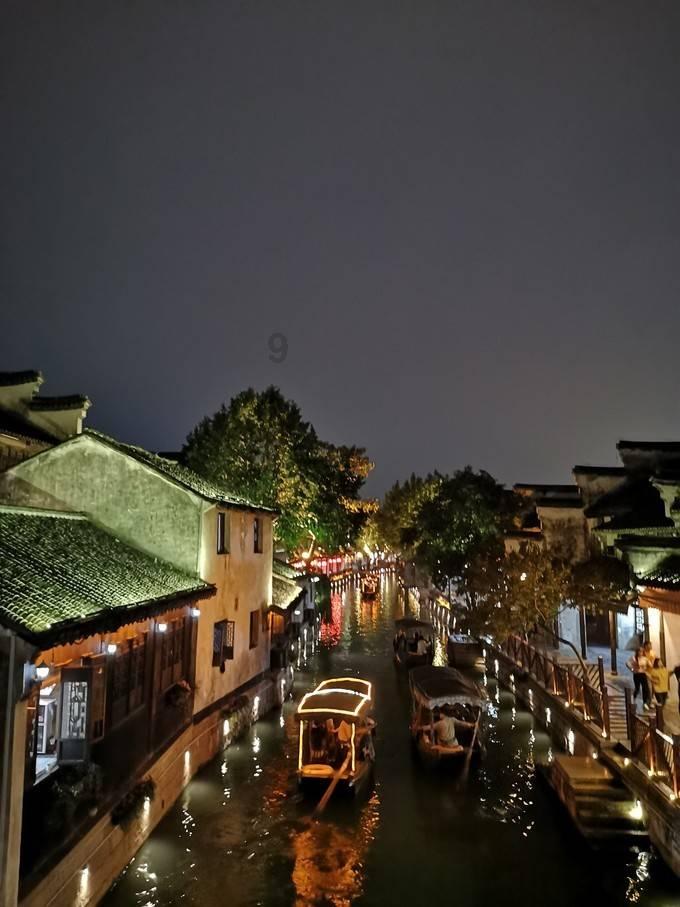 逃离黑与白的房间