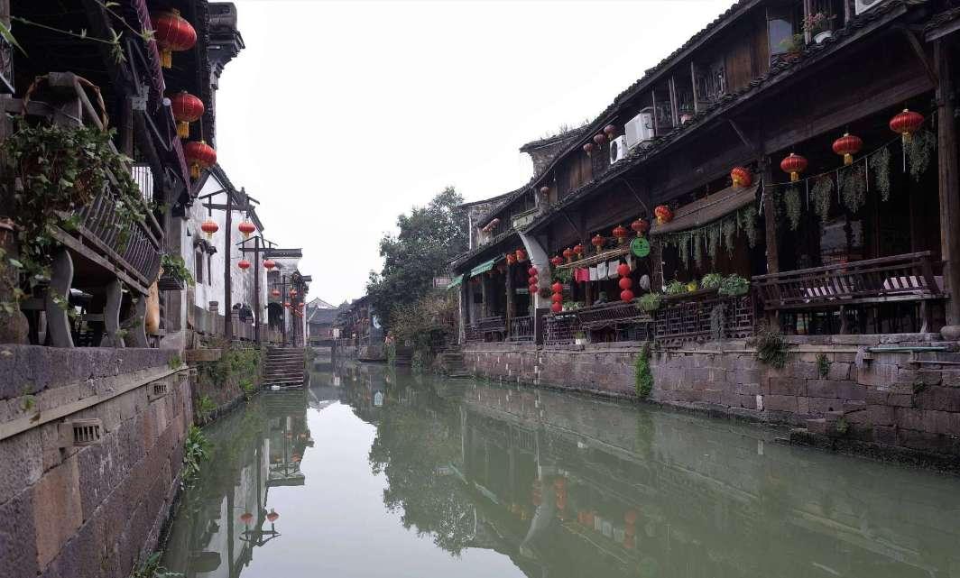 栖霞建设:预计2023年全年亏损,净利润同比减126.5%至151.95%